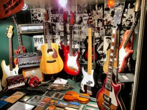 несколько гитар в магазине 